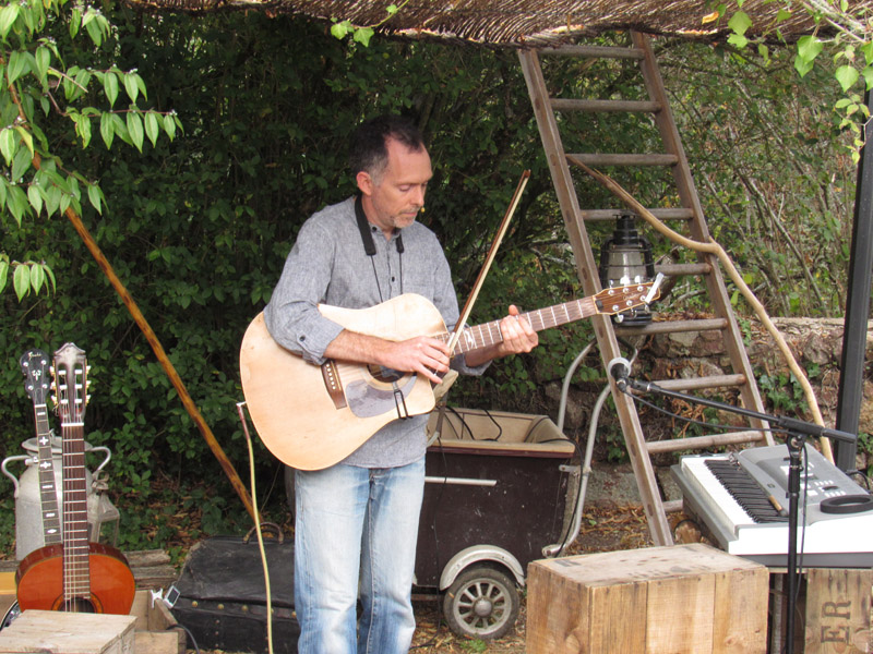 Guitare jouée à l'archet